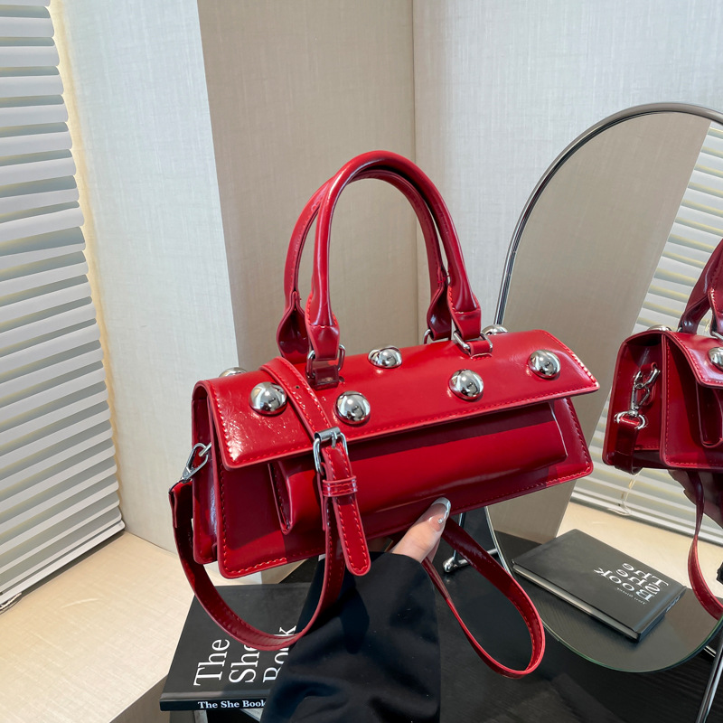 Damen Handtasche mit Nieten ⎜ Modische Umhängetasche in Lederoptik mit Griff und Schulterriemen