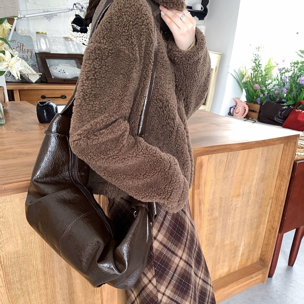 Schultertasche für Damen ⎜ Retro Croissant-Bag aus Faltleder mit Knoten-Detail und viel Stauraum für Alltag und Ausgehen