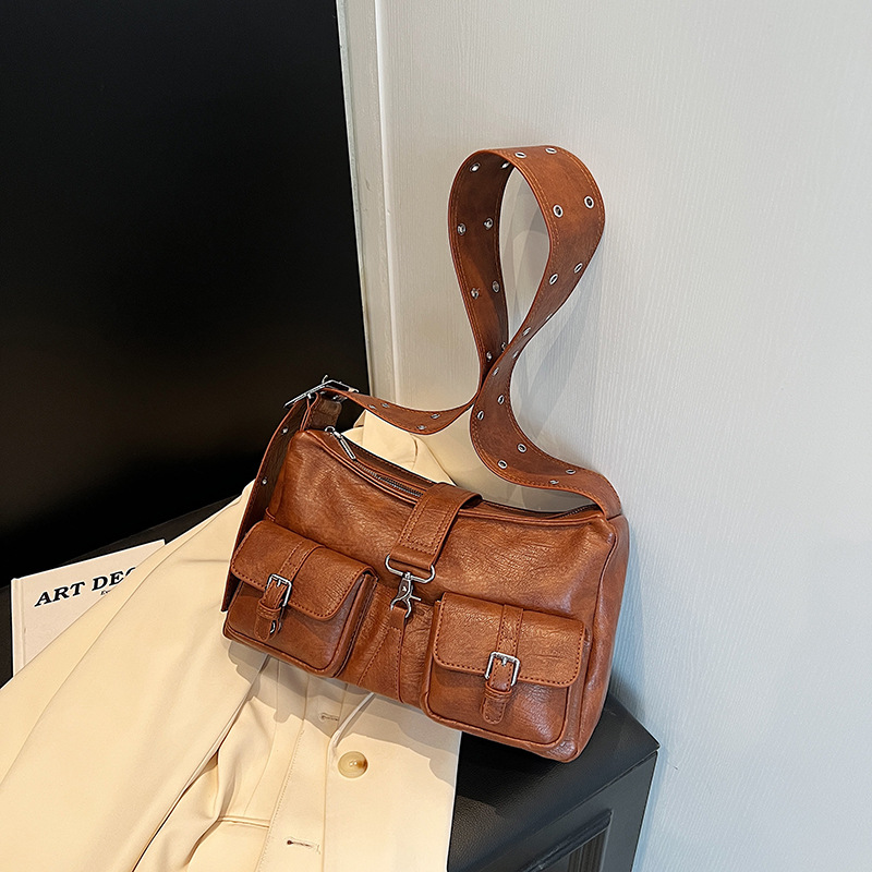 Schultertasche für Damen ⎜ Geräumige Umhängetasche im Biker-Stil mit mehreren Fronttaschen und verstellbarem Riemen