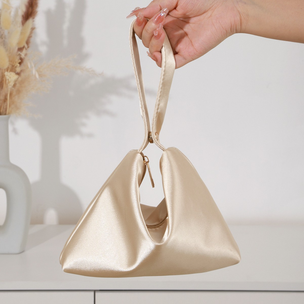 Abendtasche aus Satin für Damen ⎜ Elegante Handtasche mit Magnetverschluss für stilvolle Dinner-Events