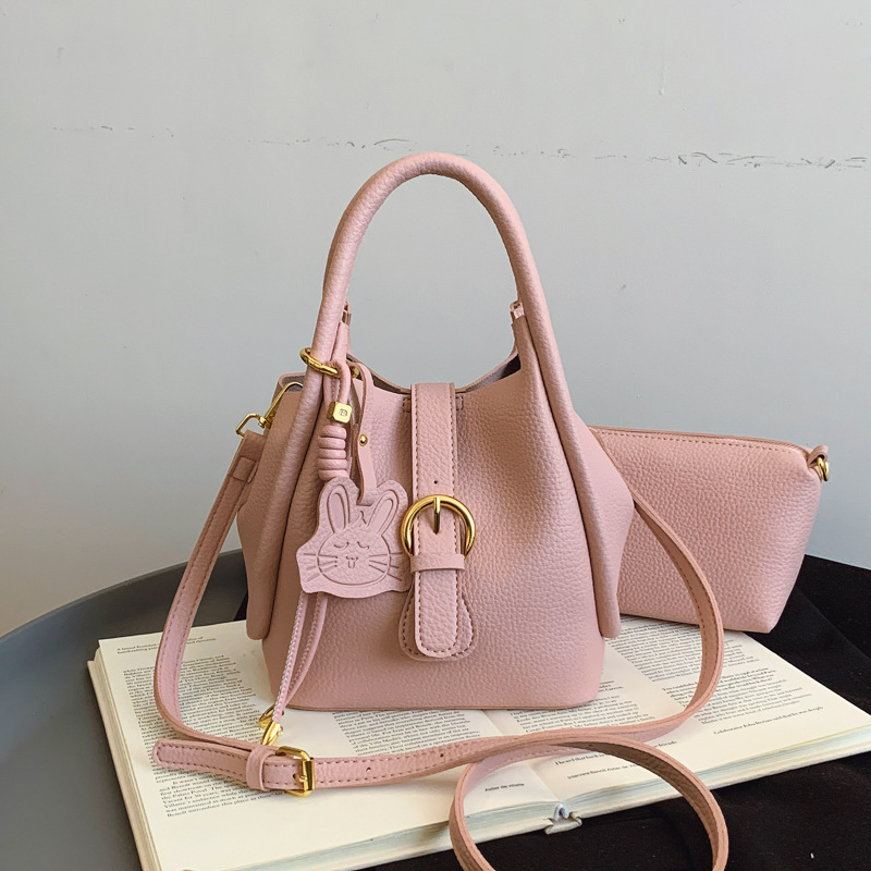 Handtasche mit Kaninchen-Anhänger ⎜ Stylische Umhängetasche mit Praktischer Tasche und Goldenen Details