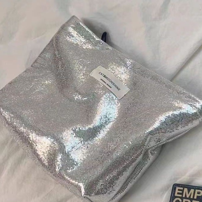 Kosmetiktasche für Damen ⎜ Glänzender Kulturbeutel mit viel Stauraum