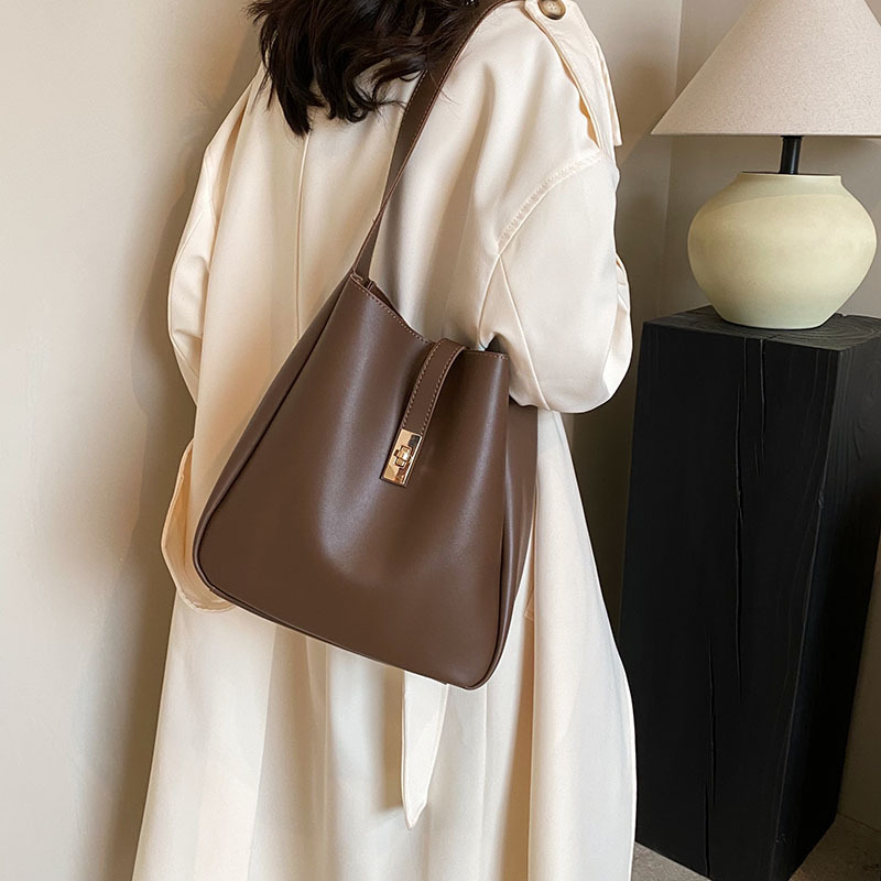 Schultertasche für Damen ⎜ Elegante Alltagstasche aus Kunstleder mit Drehverschluss und schlichtem Design
