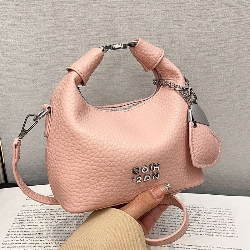 Handtasche im Litchi-Design ⎜ Trendige Umhängetasche aus Leder mit Reißverschluss und Modernem Look
