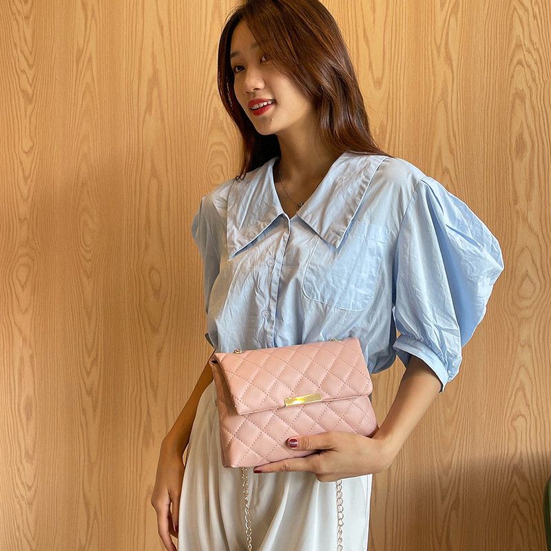 Umhängetasche für Damen ⎜ Leichte Stepp-Tasche mit Kettenriemen für Alltag und Ausgehen