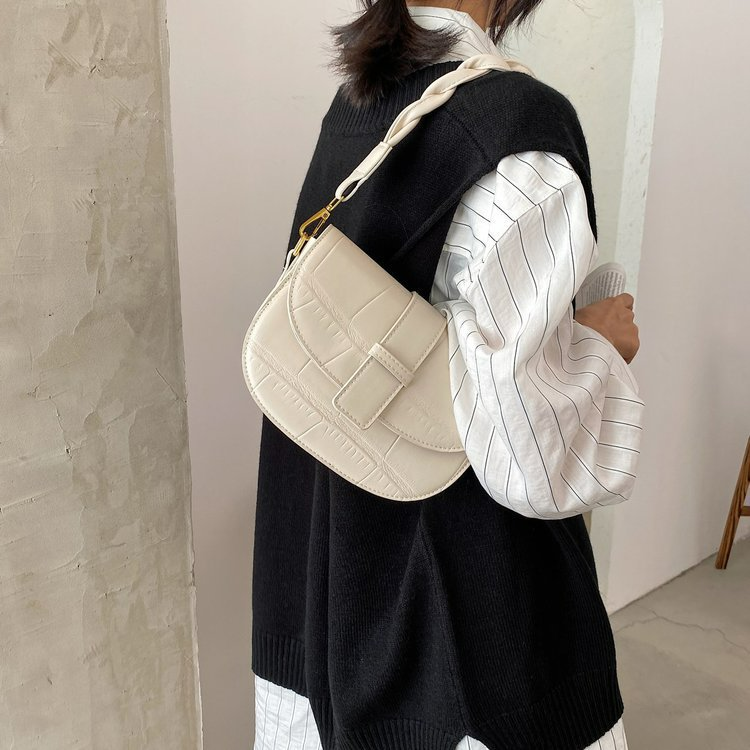 Damen Schultertasche mit Flechtgriff ⎜ Elegante Umhängetasche in Steinoptik mit praktischem Verschluss