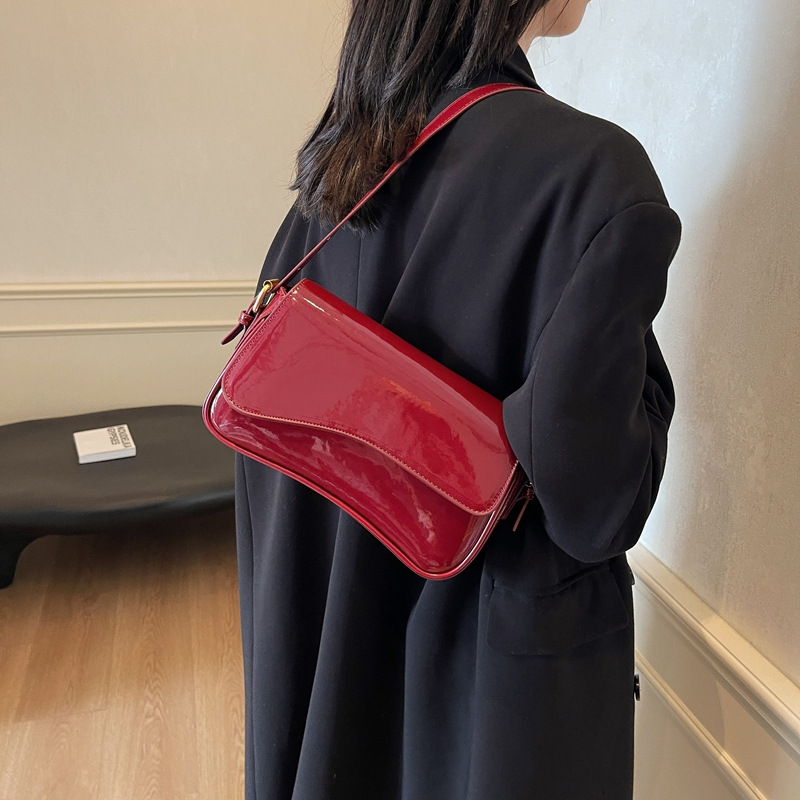 Schultertasche für Damen ⎜ Glänzende Umhängetasche mit schlichtem Design für elegante Outfits und Alltag