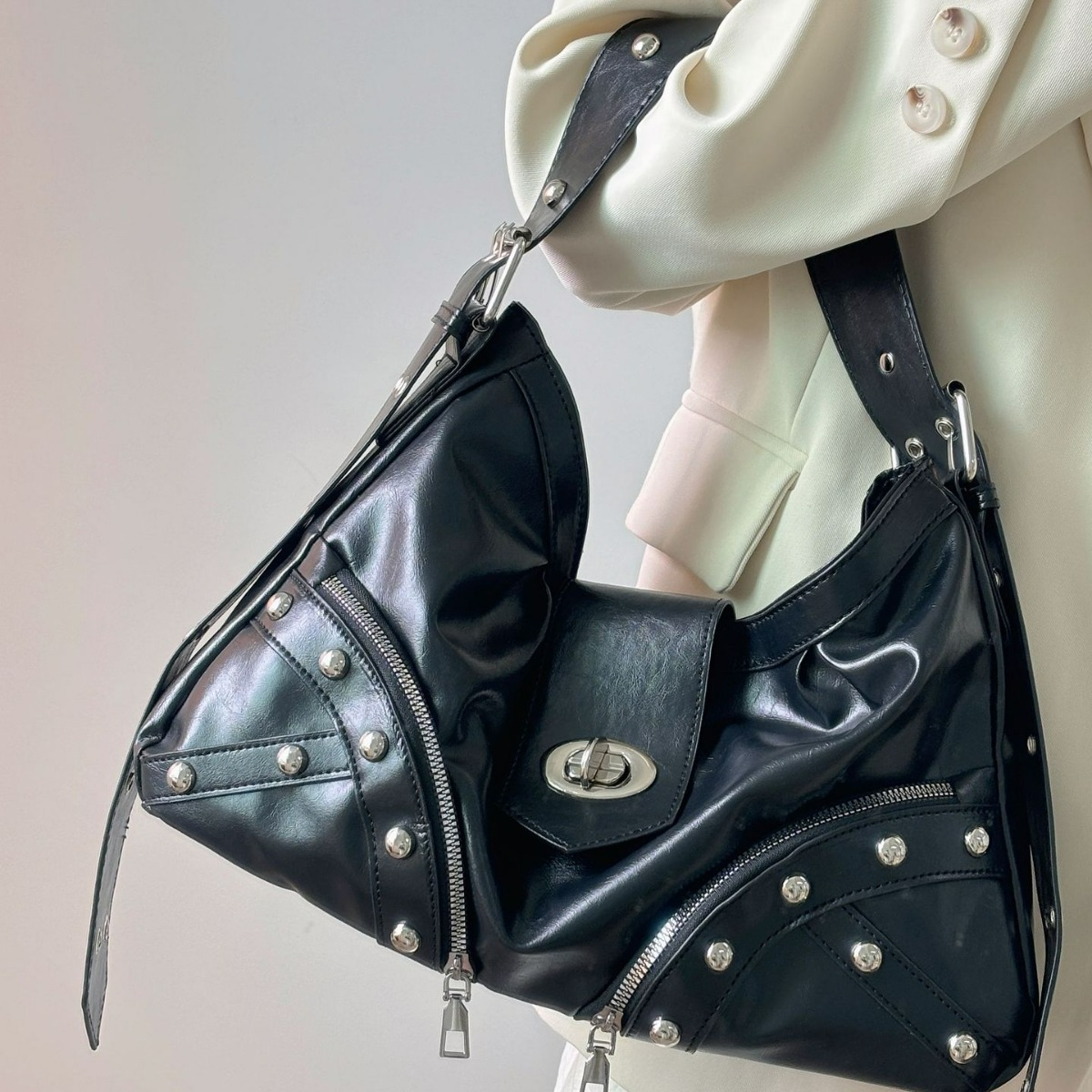 Schultertasche für Damen ⎜ Retro Biker-Bag mit Nieten und Reißverschlüssen für lässige Outfits und Alltag