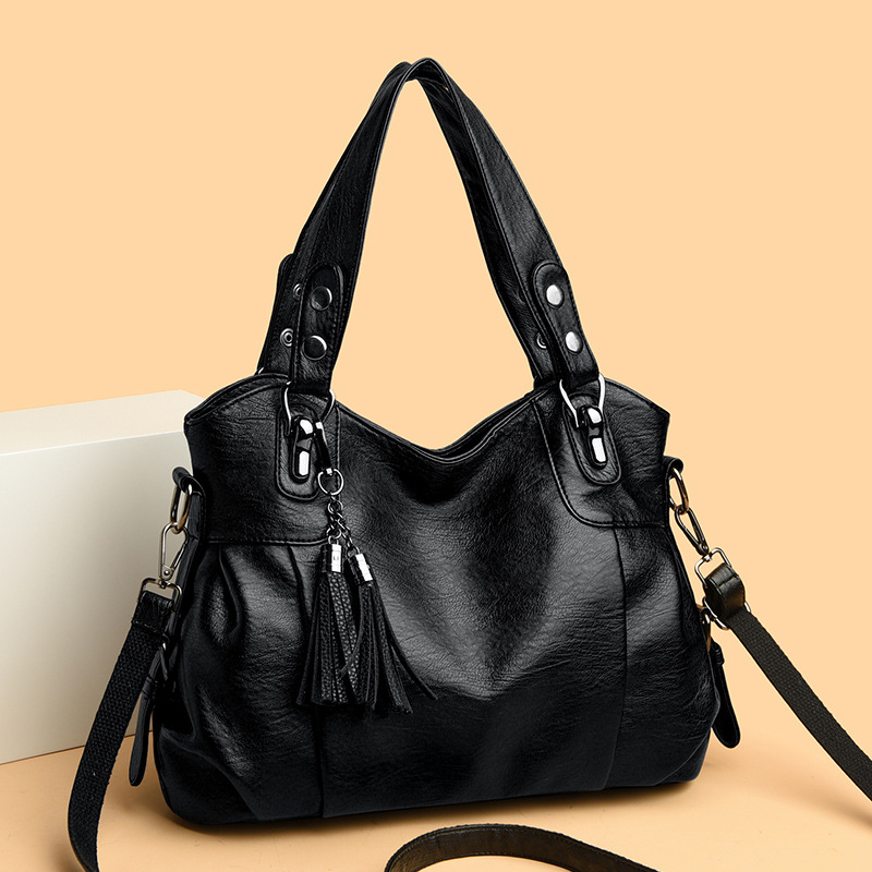Handtasche für Damen ⎜ Weiche Schultertasche in Lederoptik mit Quastenanhänger und viel Stauraum