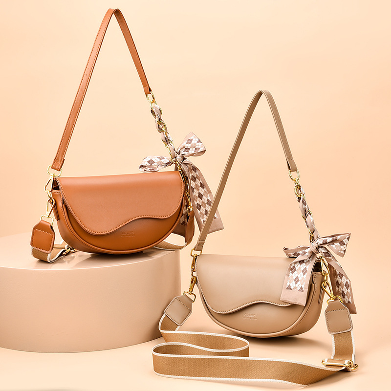 Satteltasche für Damen ⎜ Modische Schultertasche mit Schleifendetail und breitem Riemen für Herbst und Winter