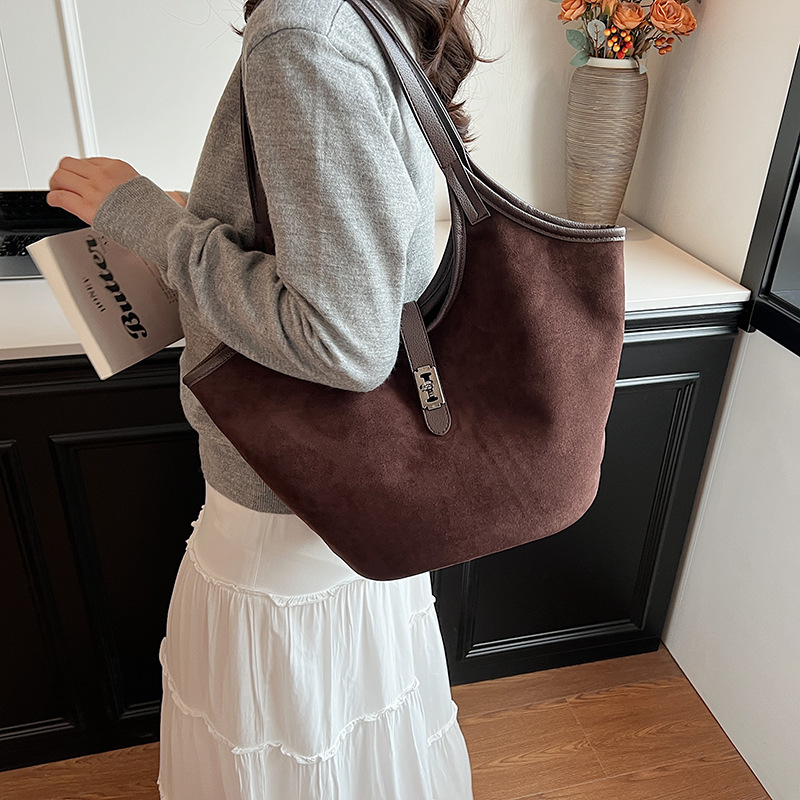 Damen Henkeltasche im Vintage-Stil ⎜ Große Schultertasche aus Wildlederoptik für Alltag und Shopping