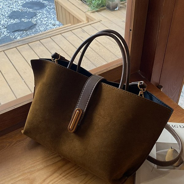 Umhängetasche aus Wildleder für Damen ⎜ Elegante Schultertasche mit Tragegriff und magnetischem Verschluss