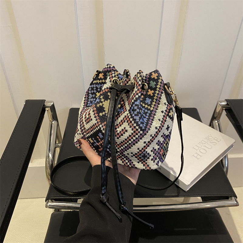 Umhängetasche im Retro-Stil ⎜ Praktische Beuteltasche mit trendigem Muster und verstellbarem Schultergurt