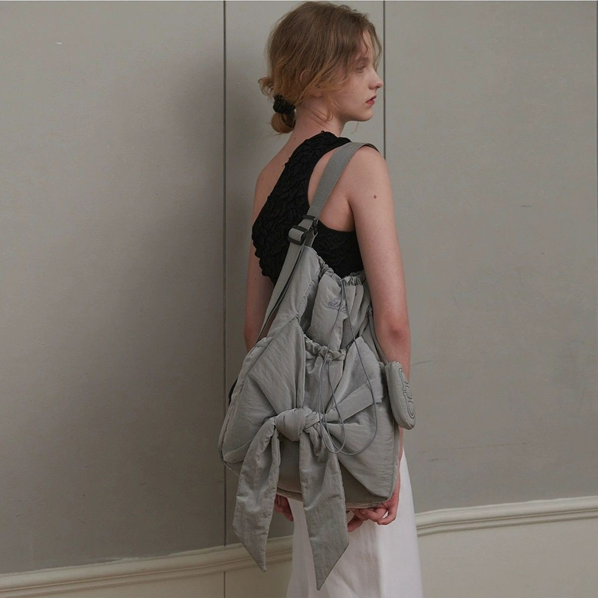 Damen Freizeittasche mit Schleife ⎜ Stylische Schultertasche mit Kordelzug und weichem Stoff für Alltag