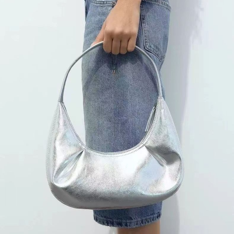 Schultertasche für Damen ⎜ Glänzende Unterarmtasche in Silber mit modernem Design für stilvolle Outfits