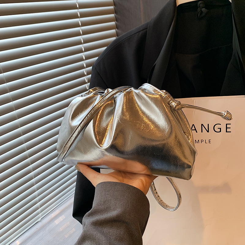Metallische Schultertasche für Damen ⎜ Modische Dumpling-Form mit praktischer Tragefunktion