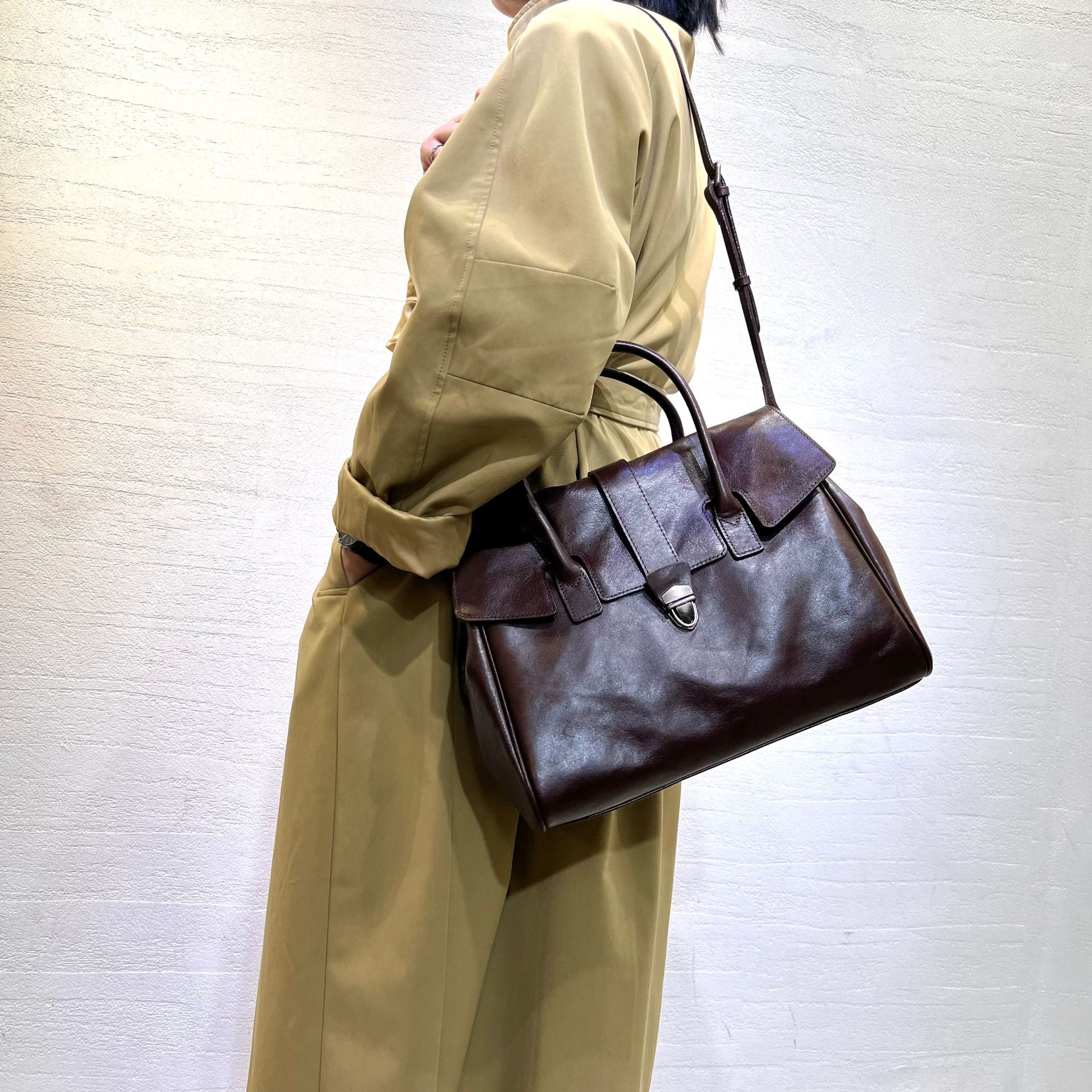 Damen Handtasche aus Echtleder ⎜ Elegante Tragetasche im Retro-Stil mit großem Hauptfach für Alltag und Büro