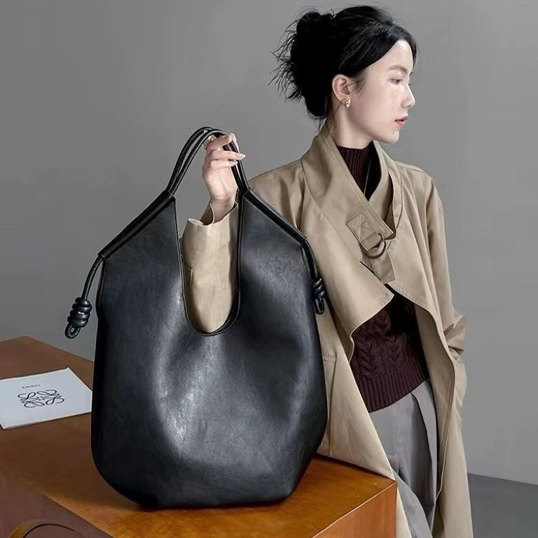 Schultertasche für Damen ⎜ Große Unterarmtasche mit modernem Design und viel Stauraum für Alltag und Büro