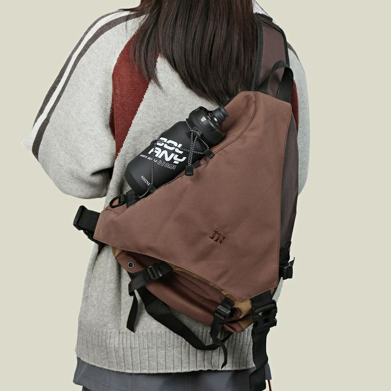 Crossbody Rucksack für Outdoor-Aktivitäten ⎜ Wasserdichte Schultertasche im Retro-Stil mit Viel Stauraum und Flaschenhalter
