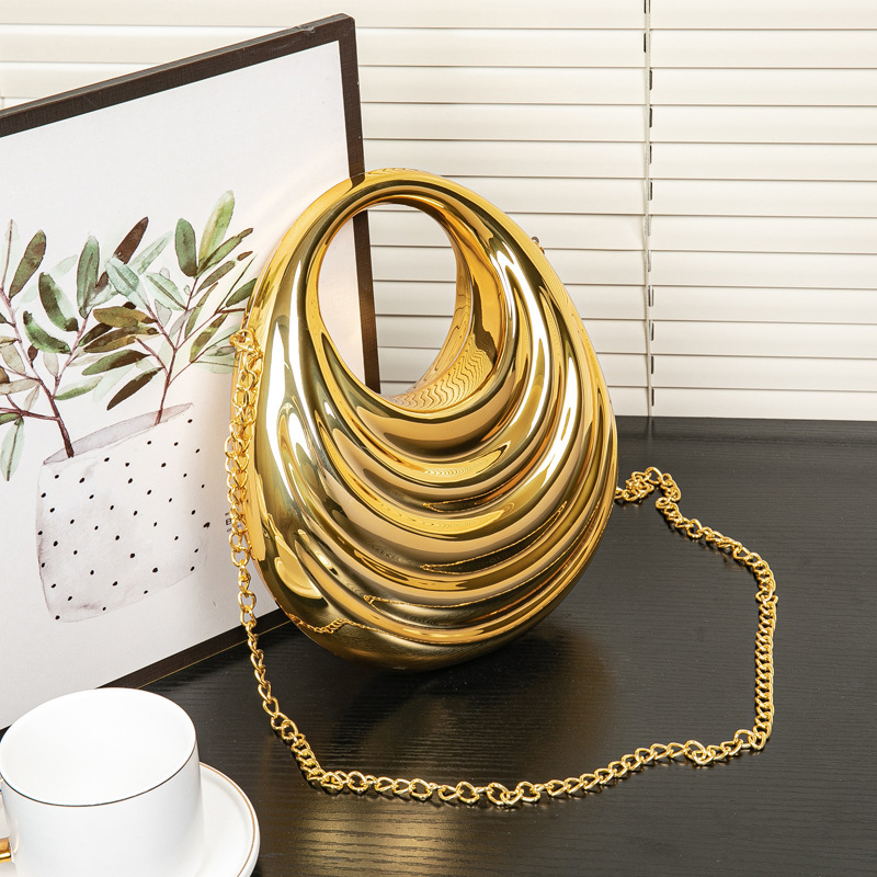 Damen Umhängetasche aus Metalloptik ⎜ Elegante Handtasche mit Kette für Party und Event