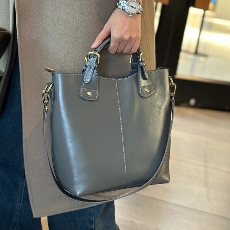 Damen Handtasche aus weichem Leder ⎜ Geräumige Schultertasche mit kurzem Griff für Alltag und Büro