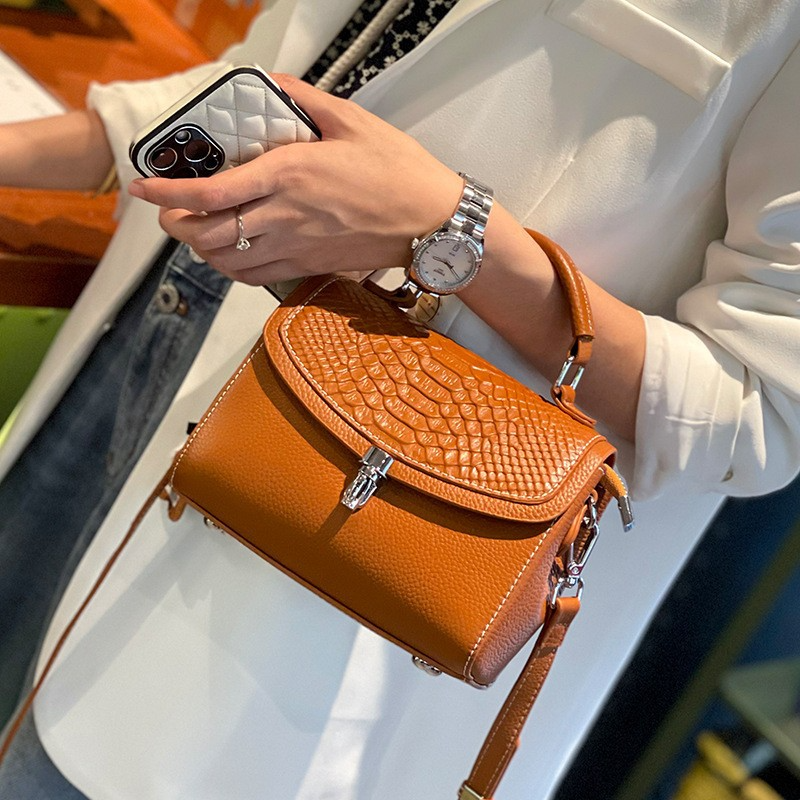 Umhängetasche für Damen ⎜ Elegante Schultertasche mit Klappe und Tragegriff