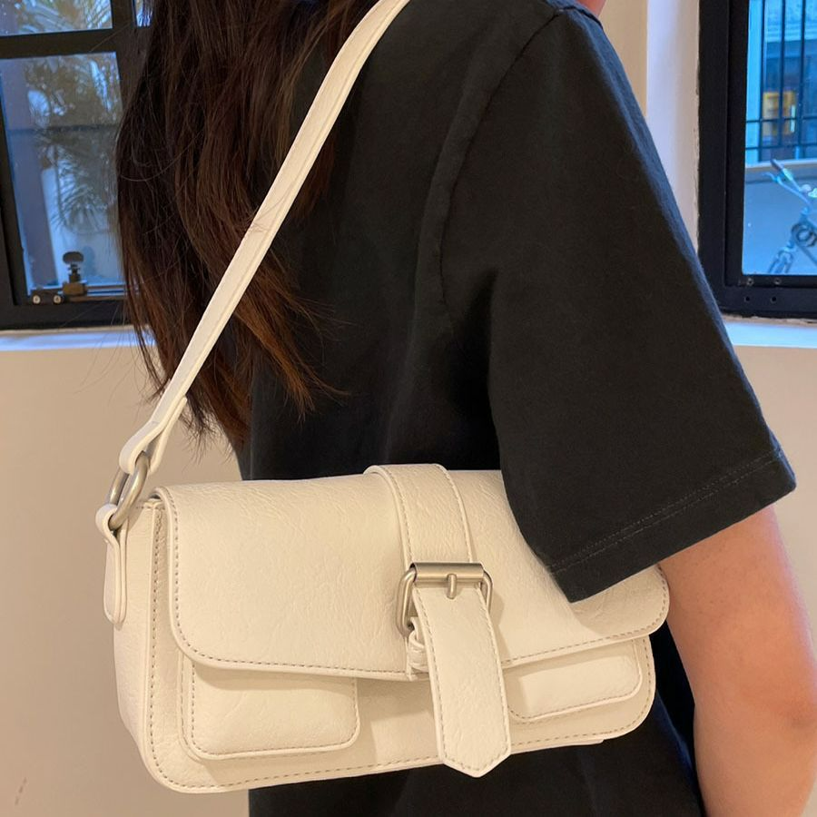 Umhängetasche für Damen ⎜ Modische Schultertasche mit Schnallendetail und schlankem Design für Alltag und Ausgehen