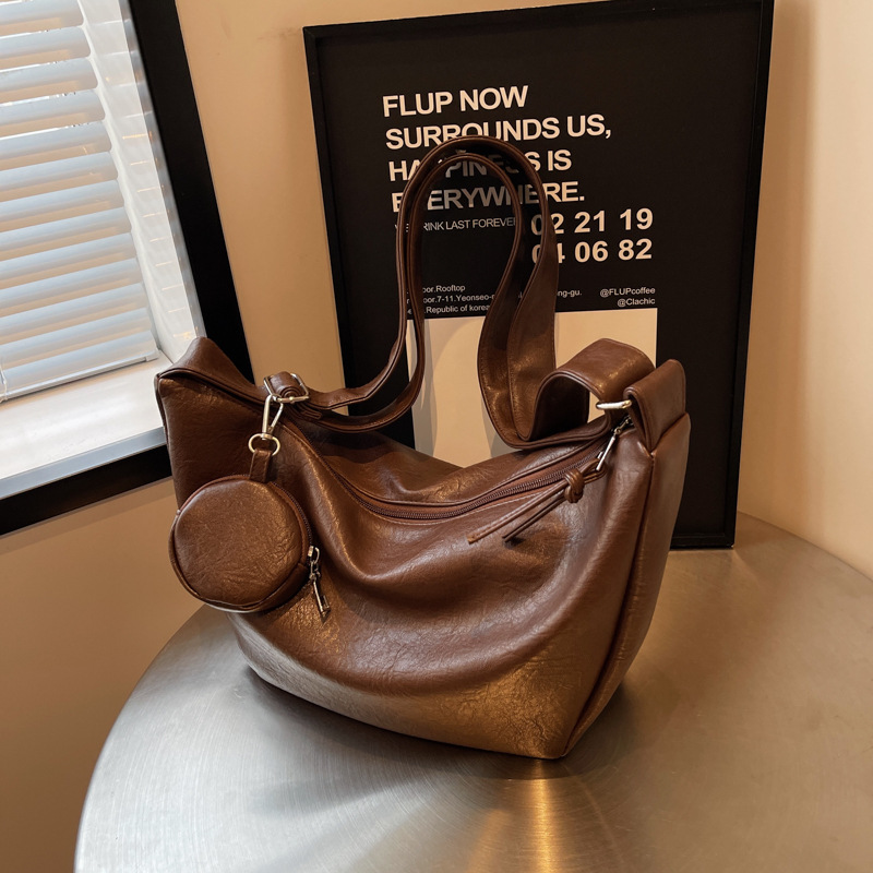 Schultertasche mit Viel Stauraum ⎜ Elegante Damenhandtasche im Dumpling-Stil mit Breitem Riemen und Minietui