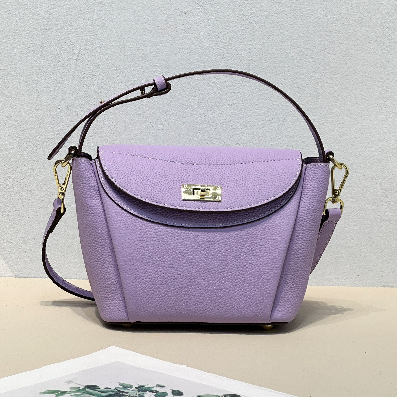 Schultertasche für Damen in Pastellfarbe ⎜ Elegante Umhängetasche mit Drehverschluss für Alltag und Ausgehen