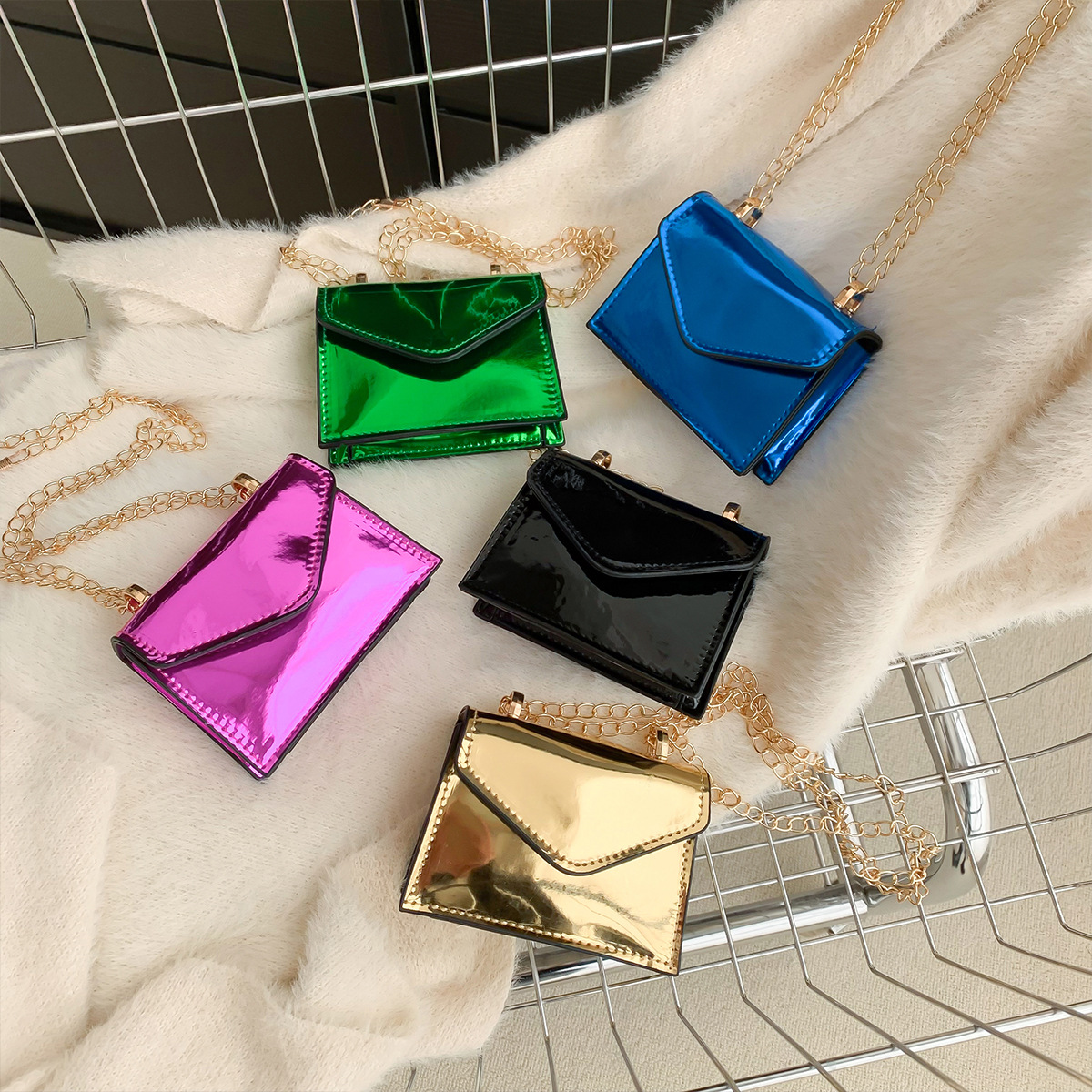 Mini Tasche für Damen ⎜ Glänzende Umhängetasche mit Kette für Lippenstift und Kleinigkeiten