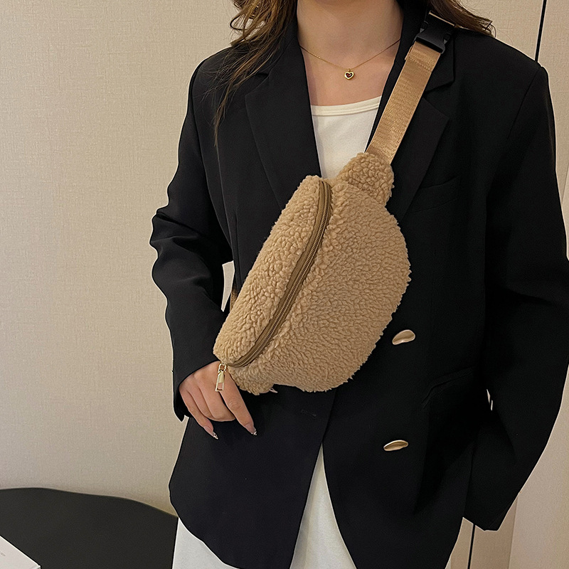 Umhängetasche für Damen ⎜ Kuschelige Lammwoll-Tasche im lässigen Design mit verstellbarem Gurt