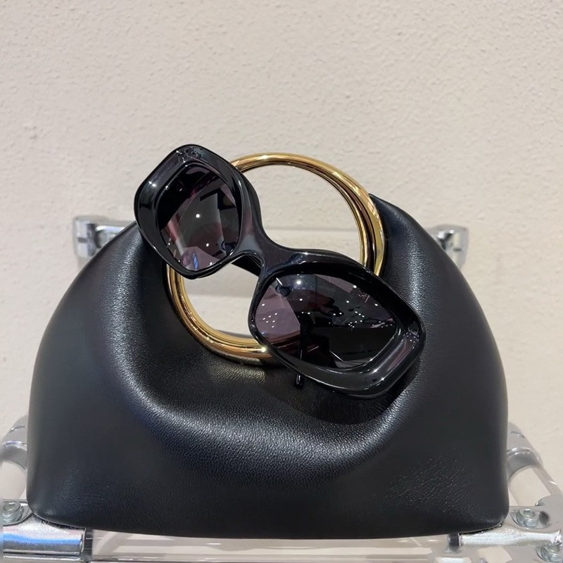 Handtasche mit Metallring ⎜ Weiche Lederoptik Tasche zum Handtragen mit modernem Design und praktischem Griff