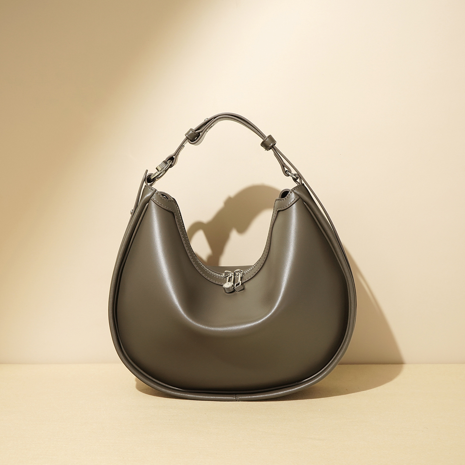 Handtasche im Halbmond-Design ⎜ Elegante Schultertasche für Damen aus Glattem Kunstleder mit Reißverschluss