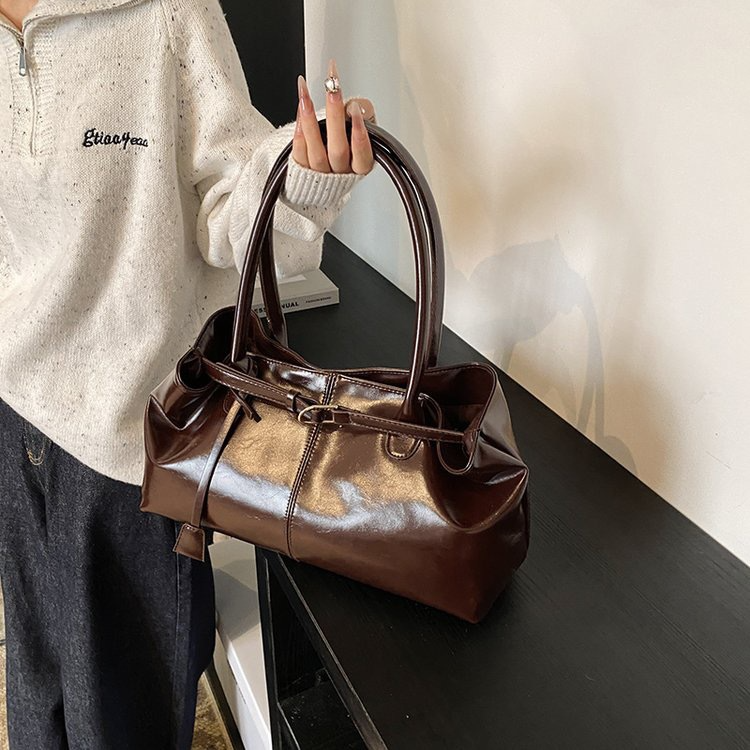 Schultertasche für Damen ⎜ Elegante Handtasche aus Leder mit Gürtel-Design für Herbst und Winter