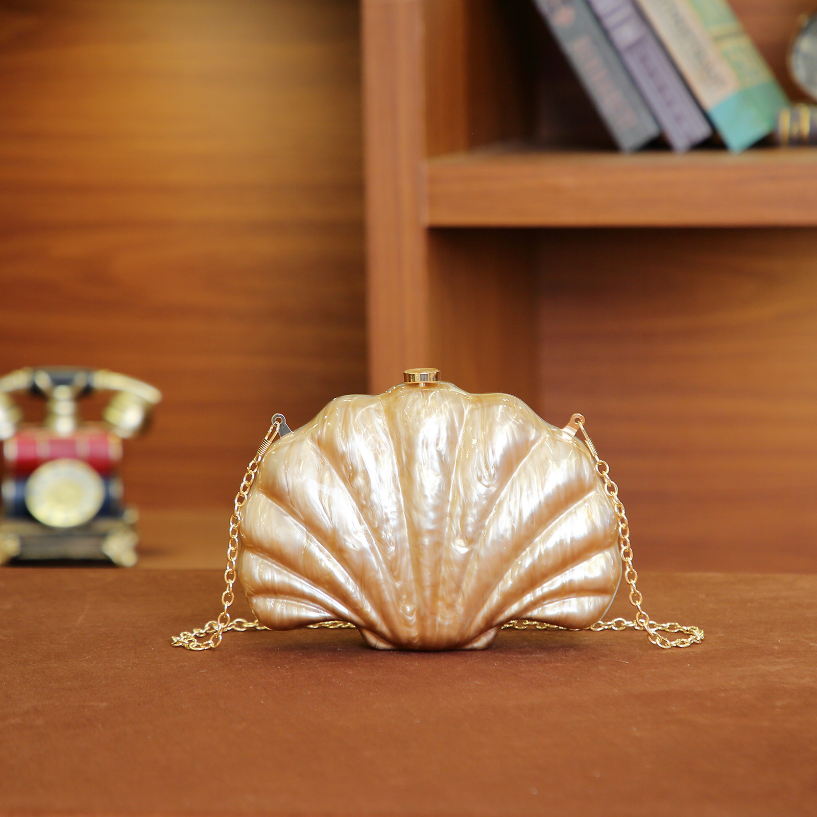 Schultertasche in Muschelform ⎜ Elegante Handtasche mit Goldkette und stilvollem Design