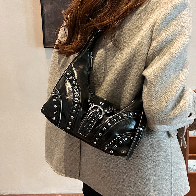 Modische Damen Schultertasche ⎜ Stylische Umhängetasche aus Kunstleder mit Nieten und verstellbarem Riemen