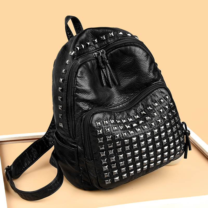 Damen Rucksack mit Nieten ⎜ Robuster Cityrucksack aus Kunstleder mit großer Kapazität für Reisen und Alltag