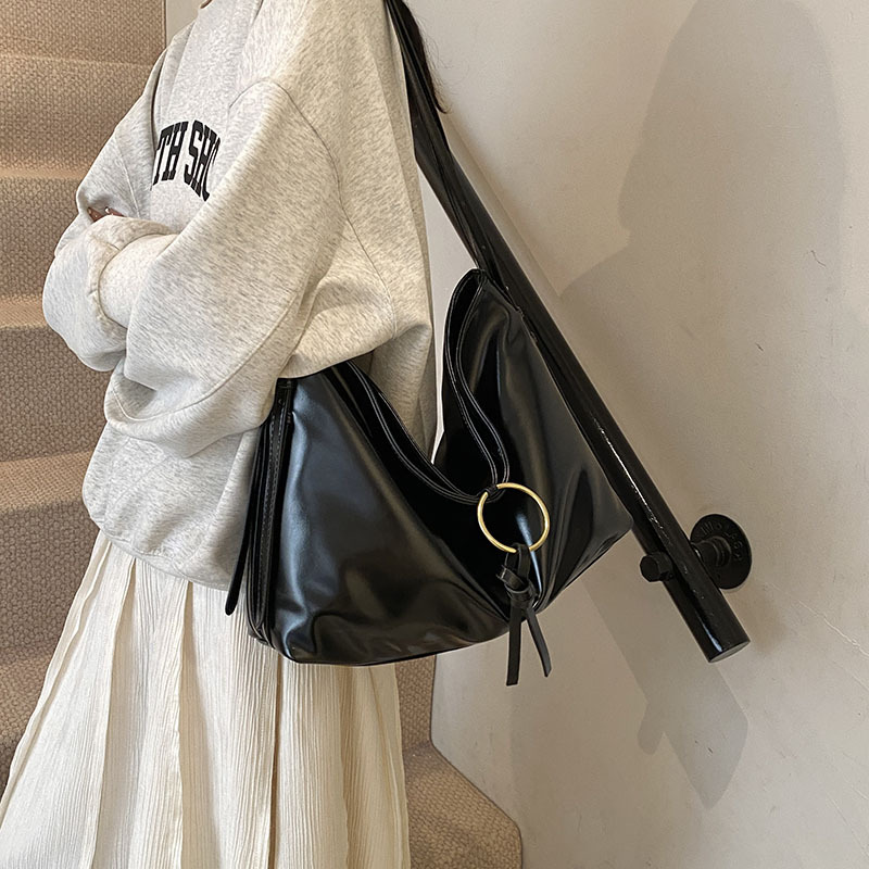 Damen Schultertasche aus Kunstleder ⎜ Große Hobo Bag mit Ringdetail für Alltag und Freizeit
