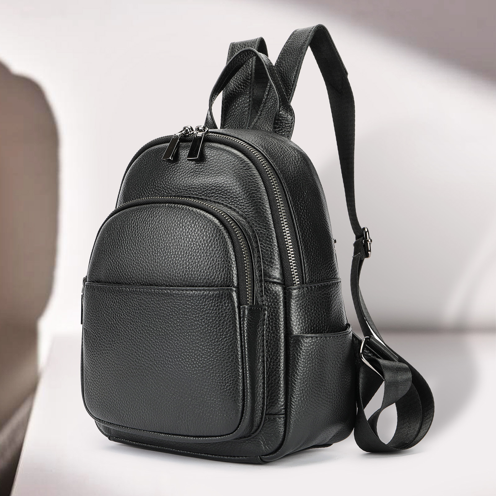 Damen Rucksack aus Kunstleder ⎜ Kompakter City-Rucksack mit Reißverschlussfächern und verstellbaren Trägern