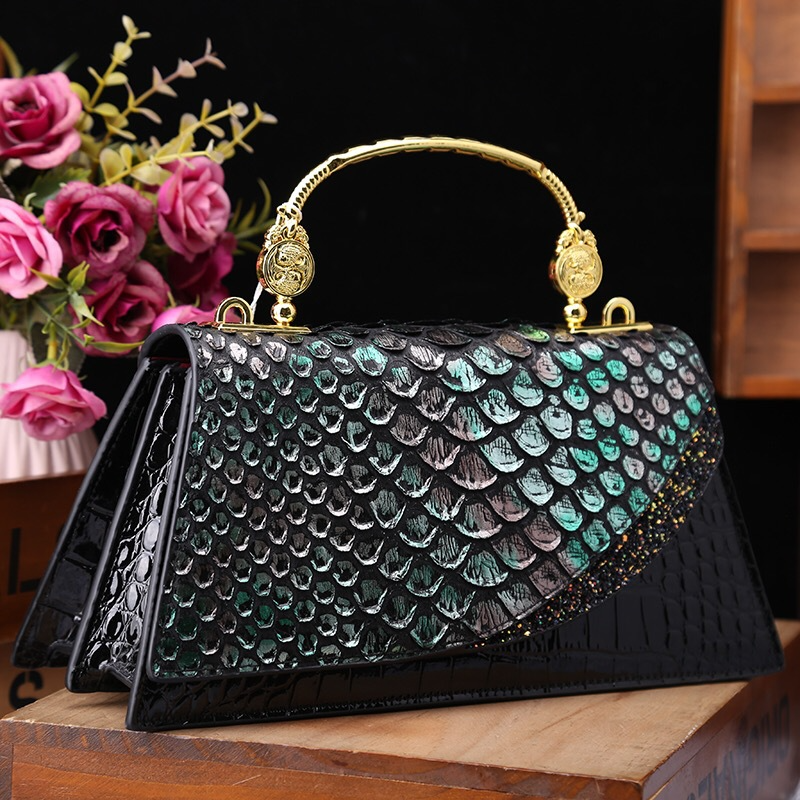 Schultertasche für Damen ⎜ Elegante Handtasche im edlen Schlangenleder-Design mit goldenen Akzenten