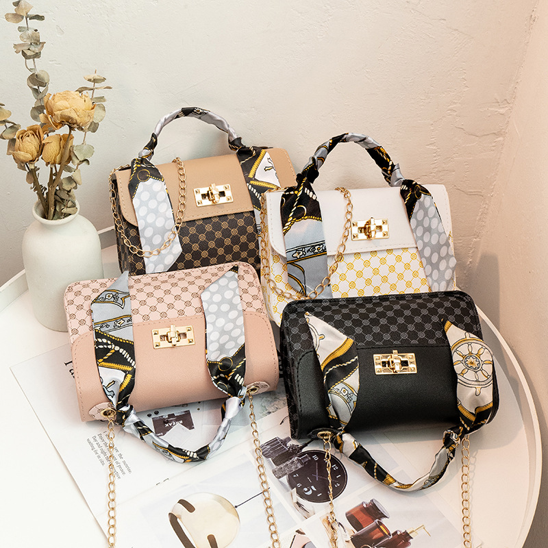 Schultertasche für Damen mit Kettengurt ⎜ Modische Handtasche mit Seidenschal-Detail für Freizeit und Stadtbummel