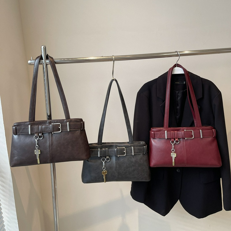 Damen Handtasche im Retro-Stil ⎜ Elegante Schultertasche mit Riemendetail und Schlüsselanhänger für Büro und Alltag