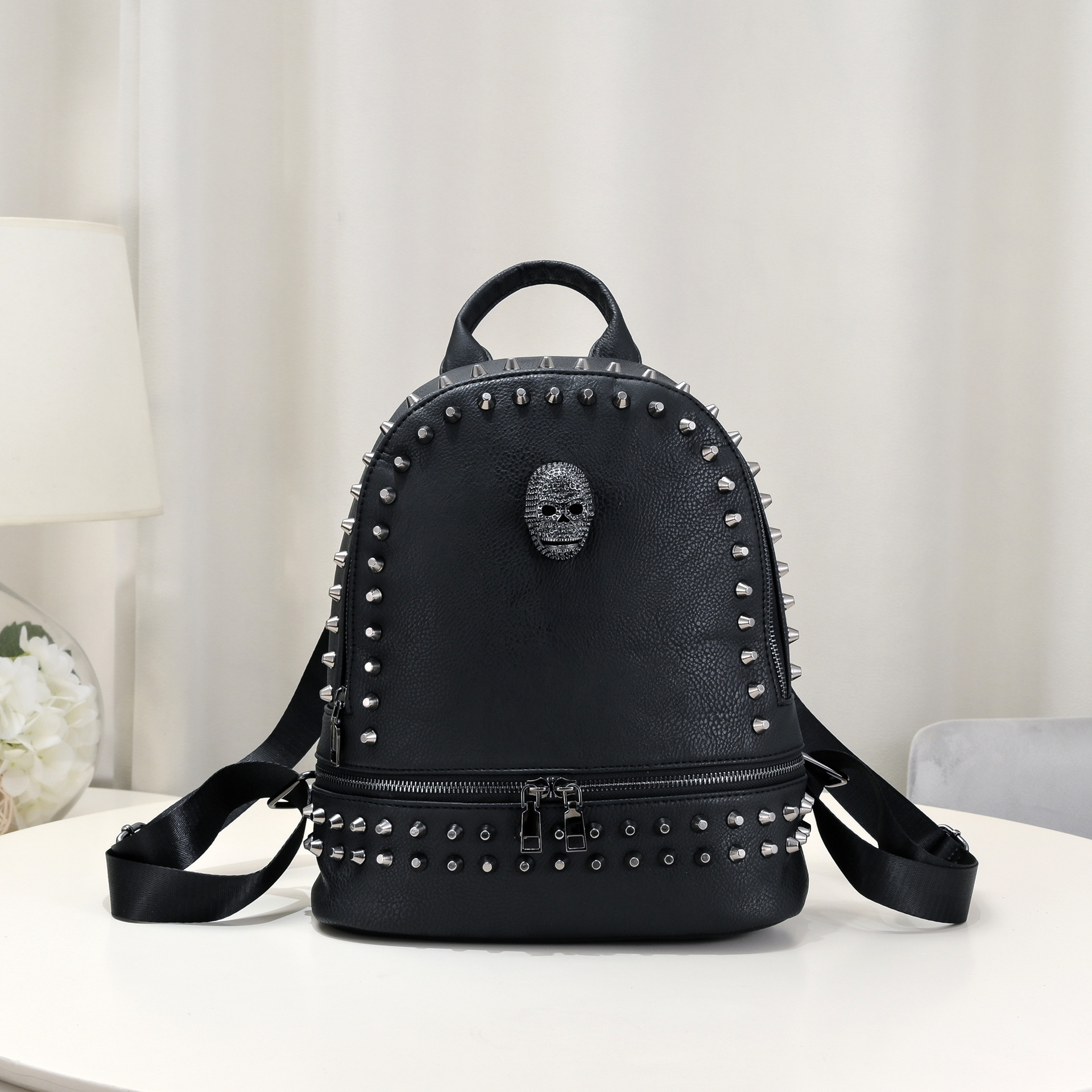 Damen Rucksack im Punk-Stil ⎜ Modischer Leder-Rucksack mit Nieten und Totenkopf-Details