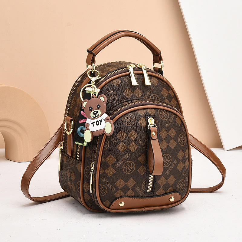 Rucksack für Damen ⎜ Modischer Tagesrucksack mit Anhänger und viel Stauraum