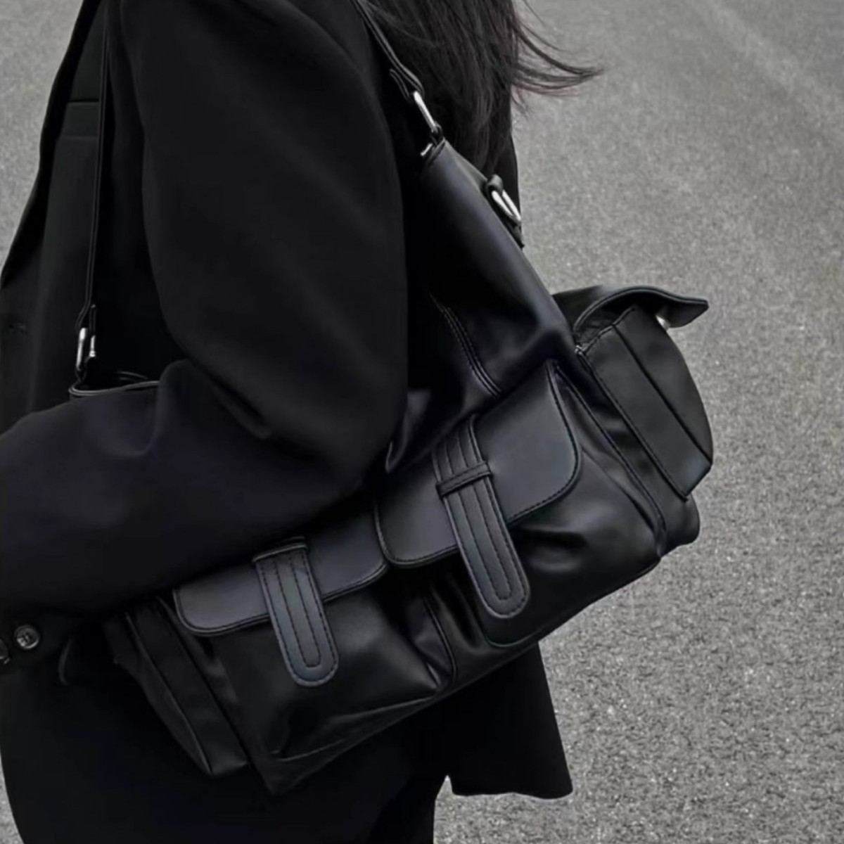 Schultertasche für Damen ⎜ Schlichte Umhängetasche in Dunkeloptik mit aufgesetzten Taschen und viel Stauraum für unterwegs
