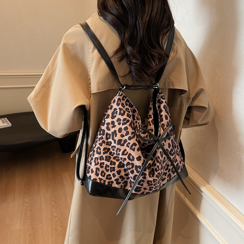 Rucksack für Damen ⎜ Modischer Leoprint-Rucksack mit großer Kapazität und variabler Tragefunktion für Alltag und Reisen
