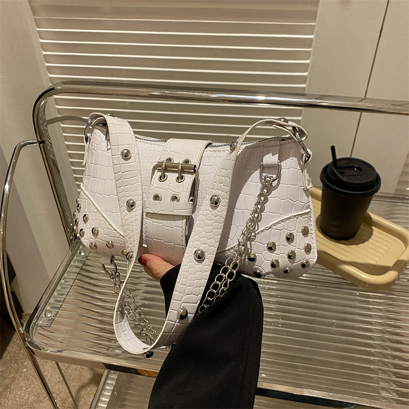 Modische Damen Schultertasche ⎜ Robuste Umhängetasche mit Kroko-Prägung, Nieten und Kettenriemen