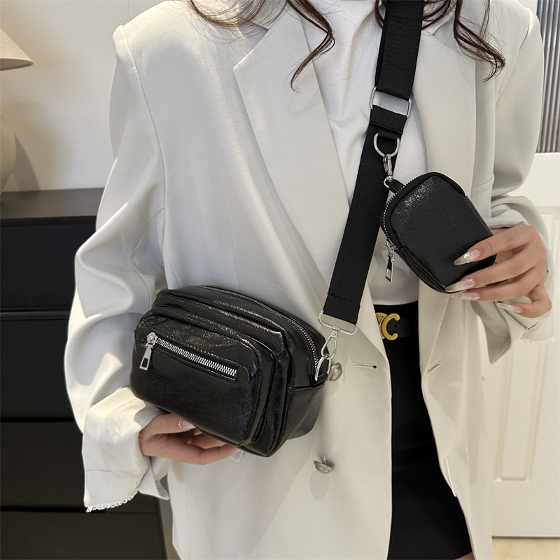 Umhängetasche für Damen ⎜ Kompakte Schultertasche mit breitem Trageriemen für Alltag, Büro und Freizeitlooks