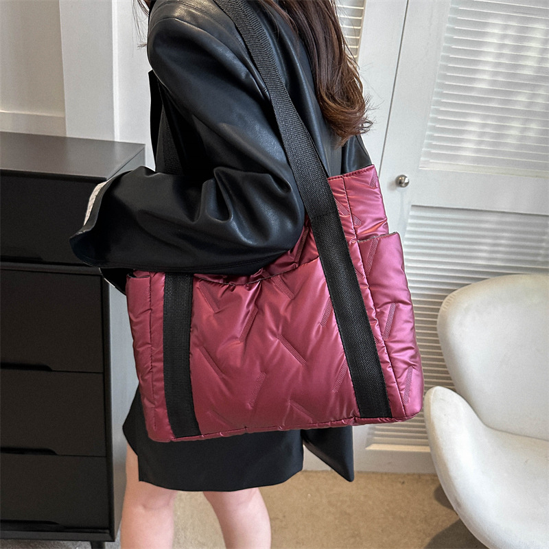 Schultertasche für Damen ⎜ Gepolsterte Wintertasche mit Seitentaschen und breiten Tragegriffen für den Alltag