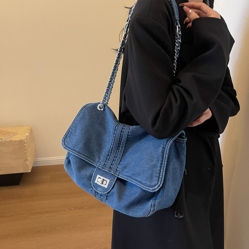 Shopper Tasche für Damen ⎜ Geräumige Umhängetasche aus Denim mit Kettengurt für Alltag und Freizeit